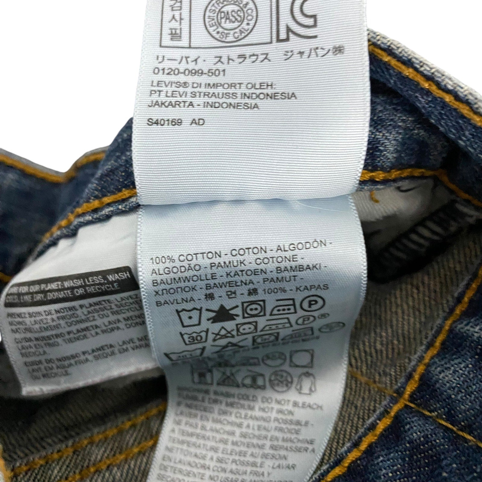 Collection of Levi's 550 Straight Leg Denim Jeans 32 x 30 in a gallery layout